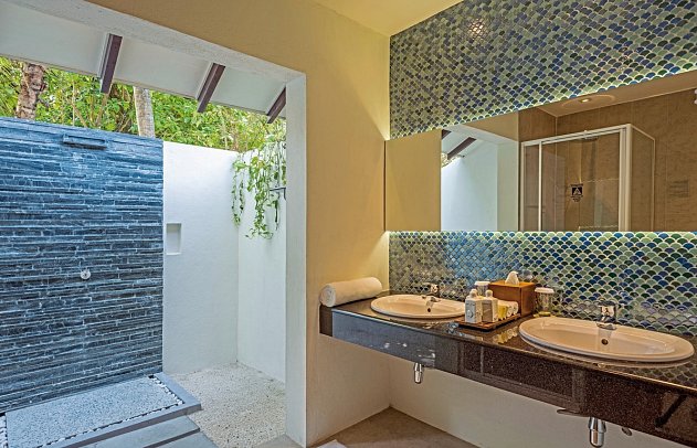 ADAARAN Select Meedhupparu - Beispiel Bad Deluxe Beach Villa (Zimmercodierungen VB2, VB8, VB6 & VV1)