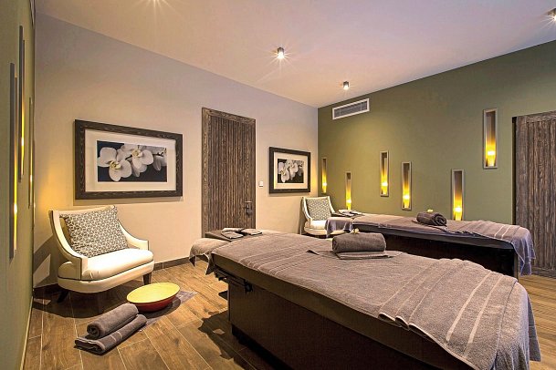 The Bay Club at Anahita