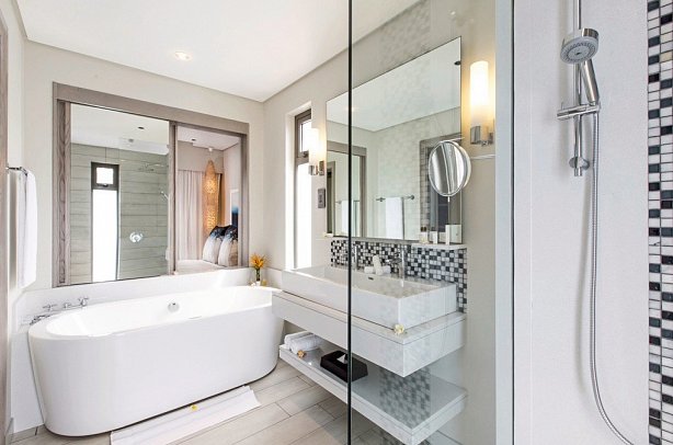 The Bay Club at Anahita - Badezimmer Junior Suite (Zimmercodierungen JBG, JH1, J1E & JB8)