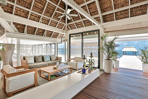 The Bay Club at Anahita