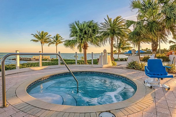 Courtyard Faro Blanco