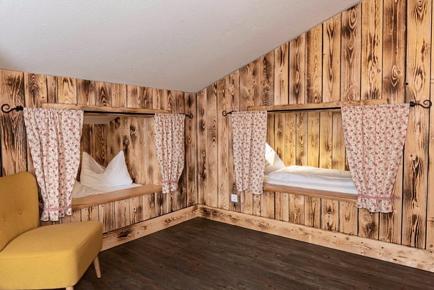 Alpenhotel Dahoam - Wohnbeispiel Familienzimmer im Alm-Stil (Zimmercodierung WI1)