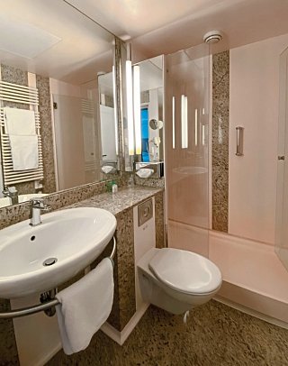 AllgäuSternHotel - Wohnbeispiel Badezimmer (Zimmercodierungen DB1, DC2, WI1, WI2 & FE1)