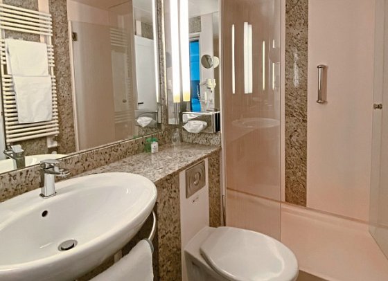 AllgäuSternHotel - Wohnbeispiel Badezimmer (Zimmercodierungen DB1, DC2, WI1, WI2 & FE1)