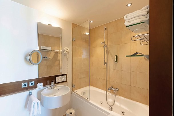 Marina Bernried - Beispiel Bad Doppelzimmer Garten Komfort (Zimmercodierung DF1)