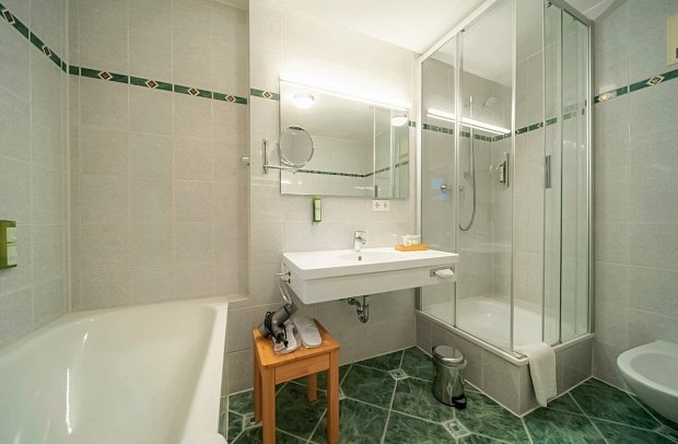 Marina Bernried - Beispiel Bad Doppelzimmer See Komfort (Zimmercodierung DF2)