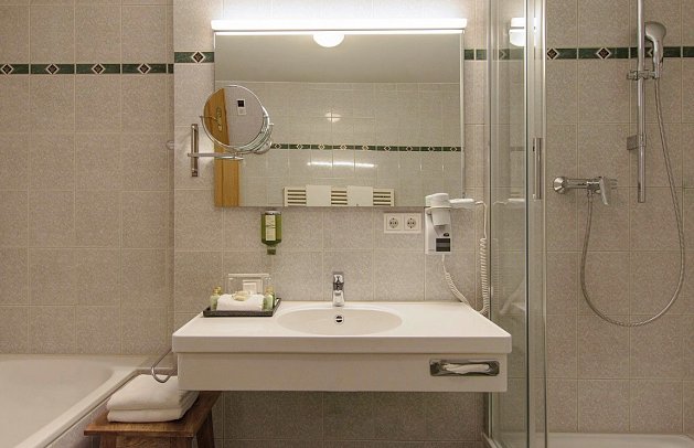 Marina Bernried - Beispiel Bad Doppelzimmer See Komfort (Zimmercodierung DF2)