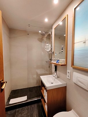 Marina Bernried - Beispiel Bad Doppelzimmer Garten Standard (Zimmercodierungen DG1 & DC1)