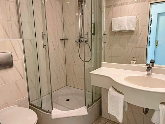 Marina Bernried - Beispiel Bad Doppelzimmer See Standard (Zimmercodierung DG2)