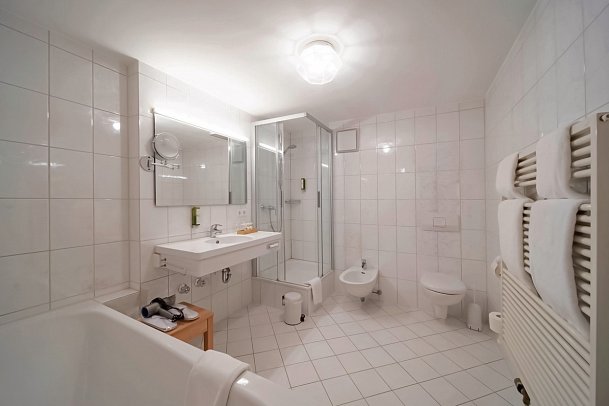 Marina Bernried - Beispiel Bad Doppelzimmer See Komfort (Zimmercodierung DF2)