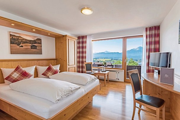 Hartungs Hoteldorf - Wohnbeispiel Doppelzimmer Seeblick (Zimmercodierung D1I)