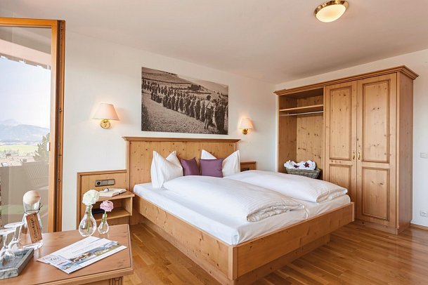 Hartungs Hoteldorf - Wohnbeispiel Doppelzimmer Seeblick (Zimmercodierung D1I)