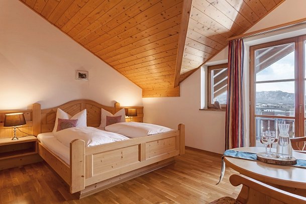 Hartungs Hoteldorf - Wohnbeispiel Doppelzimmer Seeblick (Zimmercodierung D1I)
