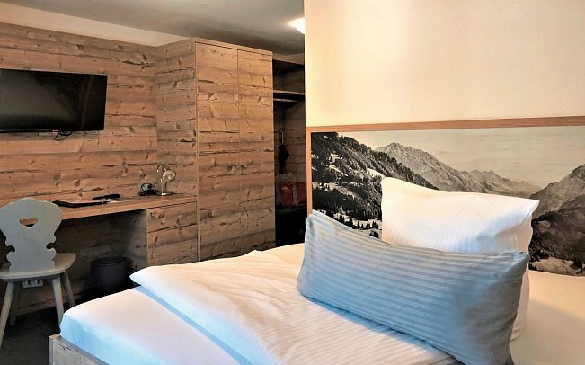 Hotel Sonnenbichl am Rotfischbach - Wohnbeispiel Einzelzimmer Komfort (Zimmercodierung EF1)