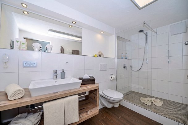 Hotel Sonnenbichl am Rotfischbach - Beispiel Bad Doppelzimmer Komfort Südbalkon (Zimmercodierung DF1)