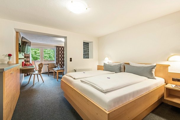 Hotel Sonnenbichl am Rotfischbach - Wohnbeispiel Doppelzimmer Komfort Südbalkon (Zimmercodierung DF1)