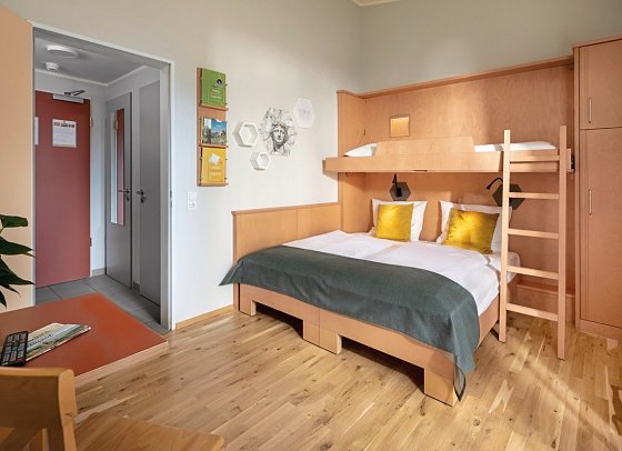 JUFA Familienresort Kempten***s - Wohnbeispiel Familienzimmer (Zimmercodierungen TB1 & FG1)