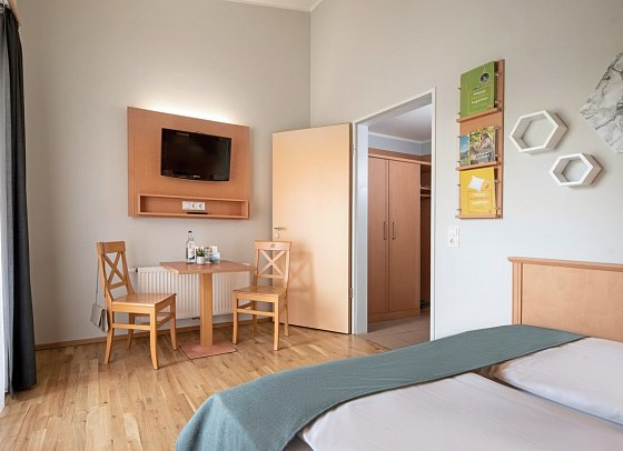 JUFA Familienresort Kempten***s - Wohnbeispiel Familienzimmer (Zimmercodierungen TB1 & FG1)