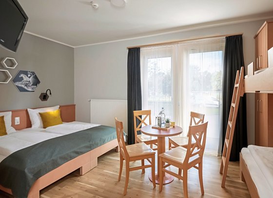JUFA Familienresort Kempten***s - Wohnbeispiel Familienzimmer (Zimmercodierungen TB1 & FG1)