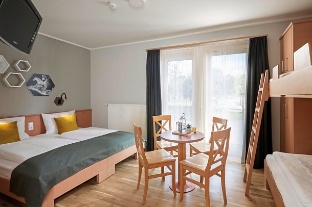 JUFA Familienresort Kempten***s - Wohnbeispiel Familienzimmer (Zimmercodierungen TB1 & FG1)