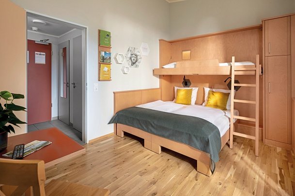 JUFA Familienresort Kempten***s - Wohnbeispiel Familienzimmer (Zimmercodierungen TB1 & FG1)