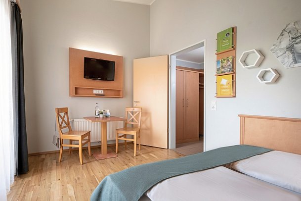 JUFA Familienresort Kempten***s - Wohnbeispiel Familienzimmer (Zimmercodierungen TB1 & FG1)