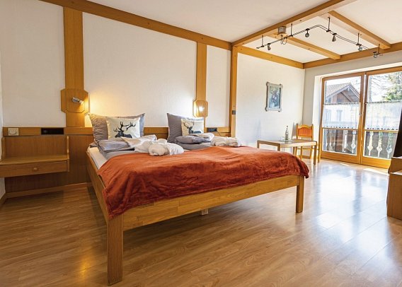 Neubichler Alm - Wohnbeispiel Familienzimmer (Zimmercodierung FB1)