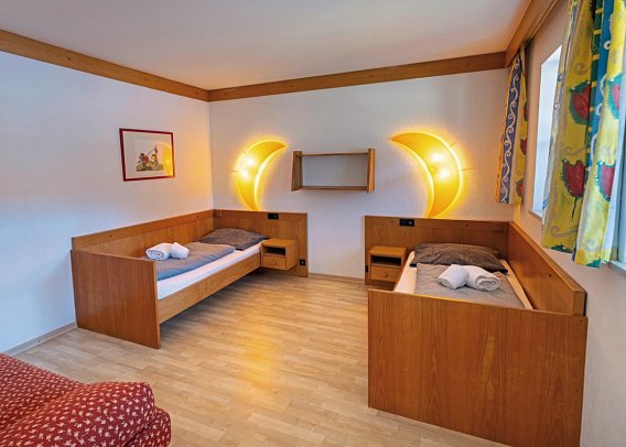 Neubichler Alm - Wohnbeispiel Familienunterkunft (Zimmercodierung FB2)