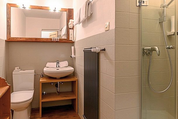 Alpensonne Tegernsee - Beispiel Bad Doppelzimmer Mini (Zimmercodierung EB1)