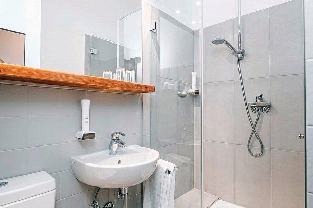 Alpensonne Tegernsee - Beispiel Bad Doppelzimmer (Zimmercodierung DB2)