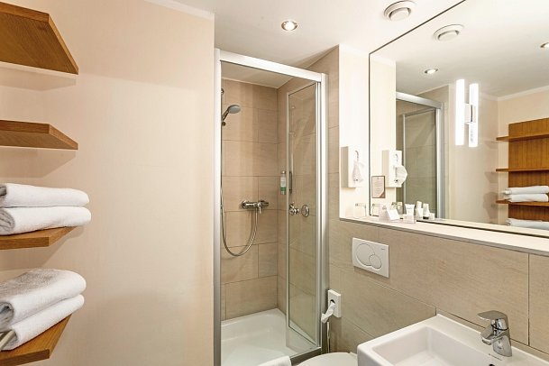 Seehotel Leoni - Beispiel Bad (Zimmercodierungen DB2 & EB1)