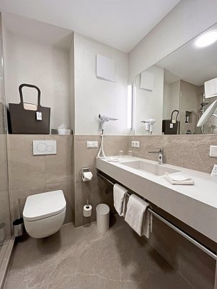 Riessersee Hotel - Beispiel Bad Doppelzimmer Balkon (Zimmercodierungen DB1, DC1 & DC2)