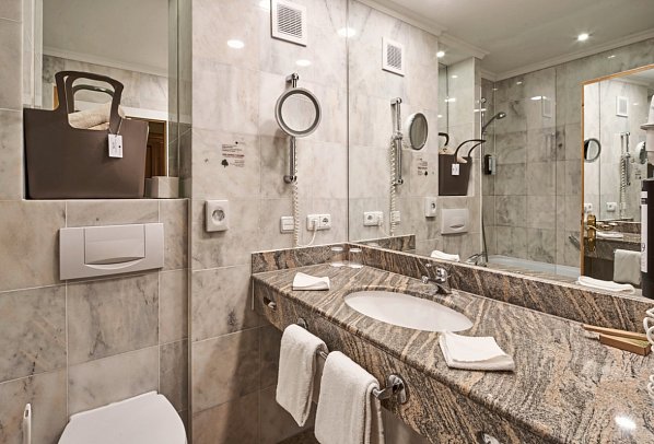 Riessersee Hotel - Beispiel Bad Doppelzimmer Balkon (Zimmercodierungen DB1 & DC1)