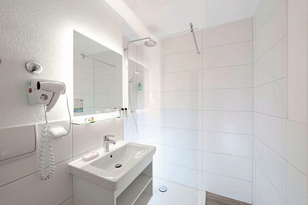 Thermenhotel Ströbinger Hof - Beispiel Bad (Zimmercodierungen DB1, DF1 & JB2)