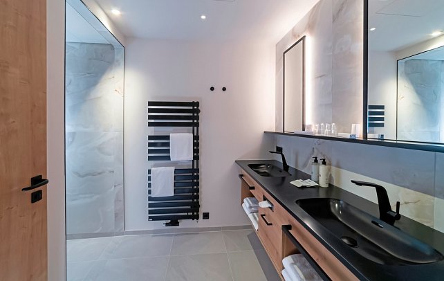 Ströbinger Hof - Therme Wellness Resort - Beispiel Bad Juniorsuite Parkflügel (Zimmercodierung JB3)