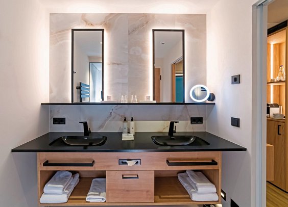 Ströbinger Hof - Therme Wellness Resort - Beispiel Bad Juniorsuite Parkflügel (Zimmercodierung JB3)