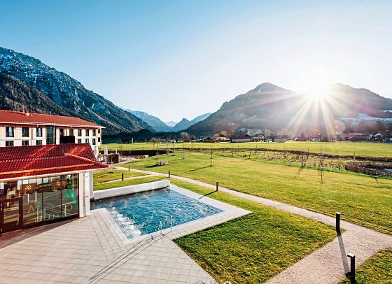 aja Ruhpolding - Außenansicht mit Pool