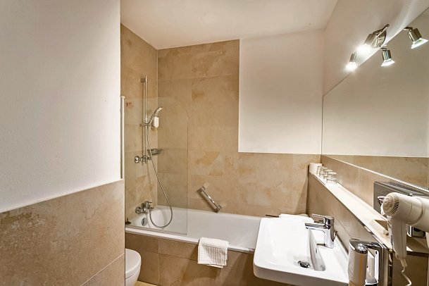 Das Bergmayr - Chiemgauer Alpenhotel - Beispiel Bad Familienzimmer 2 Raum (Zimmercodierung FB1)