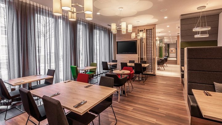 Holiday Inn Express Munich East - inklusive NFL Munich Ticket