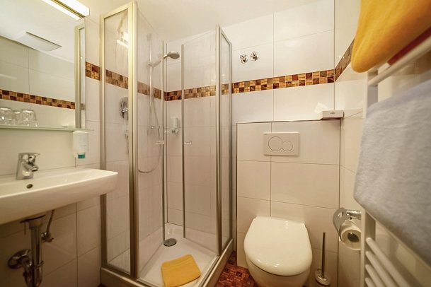 Parkhotel Sonnenhof - Beispiel Bad Doppelzimmer Standard Balkon (Zimmercodierungen DB1 & DP1)