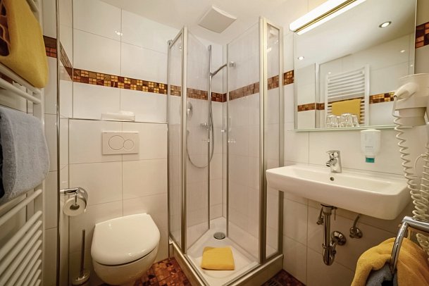 Parkhotel Sonnenhof - Beispiel Bad Doppelzimmer Standard Balkon (Zimmercodierungen DB1 & DP1)