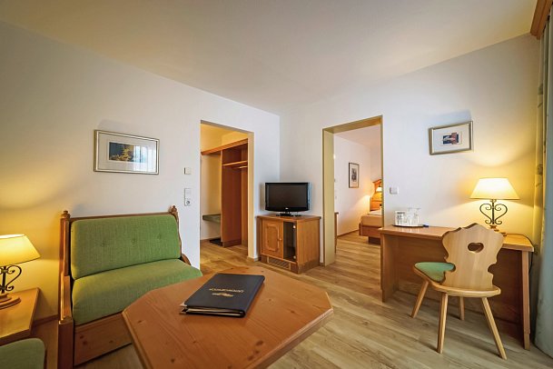 Parkhotel Sonnenhof - Wohnbeispiel Juniorsuite Balkon und Familienzimmer (Zimmercodierungen JB1 & FB1)