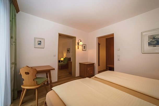 Parkhotel Sonnenhof - Wohnbeispiel Juniorsuite Balkon und Familienzimmer (Zimmercodierungen JB1 & FB1)