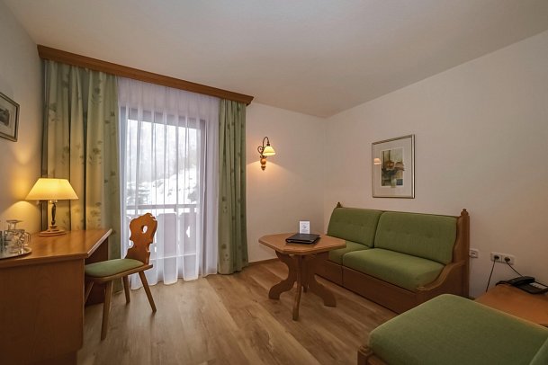 Parkhotel Sonnenhof - Wohnbeispiel Juniorsuite Balkon und Familienzimmer (Zimmercodierungen JB1 & FB1)