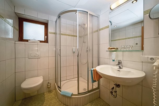 Parkhotel Sonnenhof - Beispiel Bad Juniorsuite Balkon und Familienzimmer (Zimmercodierungen JB1 & FB1)