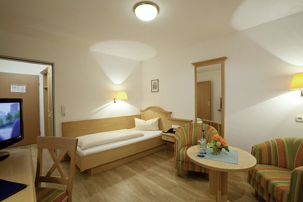 Parkhotel Sonnenhof - Wohnbeispiel Einzelzimmer Balkon (Zimmercodierung EB1)