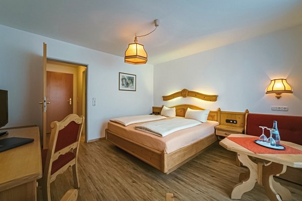 Parkhotel Sonnenhof - Wohnbeispiel Doppelzimmer Standard Balkon (Zimmercodierungen DB1 & DP1)