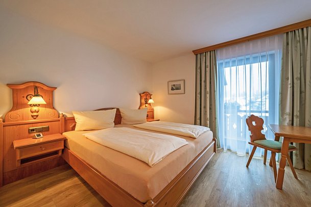 Parkhotel Sonnenhof - Wohnbeispiel Juniorsuite Balkon und Familienzimmer (Zimmercodierungen JB1 & FB1)