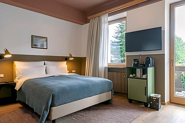 HENRI Hotel Garmisch-Partenkirchen - Wohnbeispiel Doppelzimmer Chambre mit Balkon (Zimmercodierung DB2)