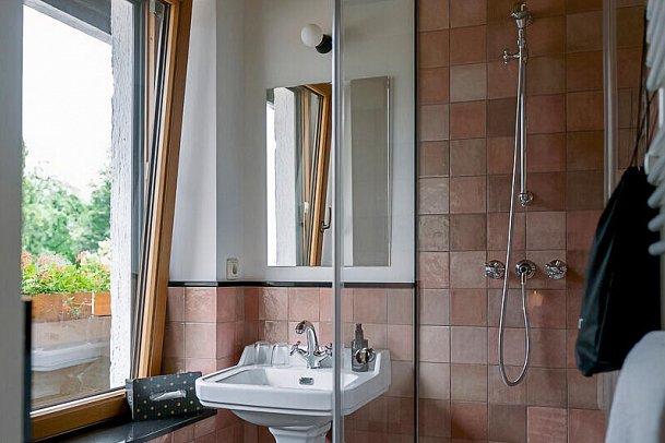 HENRI Hotel Garmisch-Partenkirchen - Beispiel Bad Doppelzimmer Chambre mit Balkon (Zimmercodierung DB2)